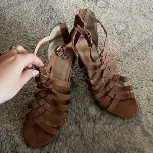 Random brand I found at JCPenny. They are a light brown color with wood heel.